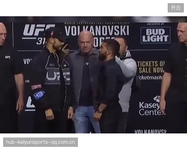UFC飞踢直接踹飞护具，场馆沸腾！这场比赛注定成经典